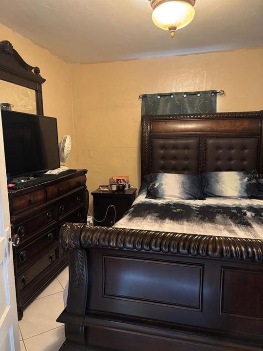 合同活跃: $189,900 (2 贝兹, 1 浴室, 912 平方英尺)