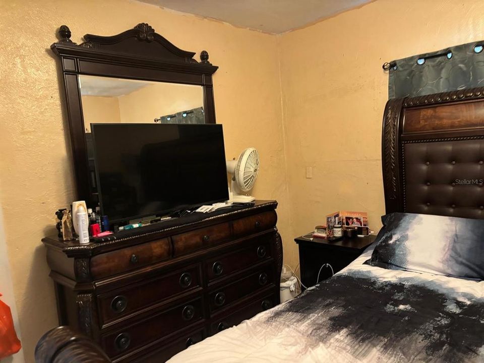 合同活跃: $189,900 (2 贝兹, 1 浴室, 912 平方英尺)