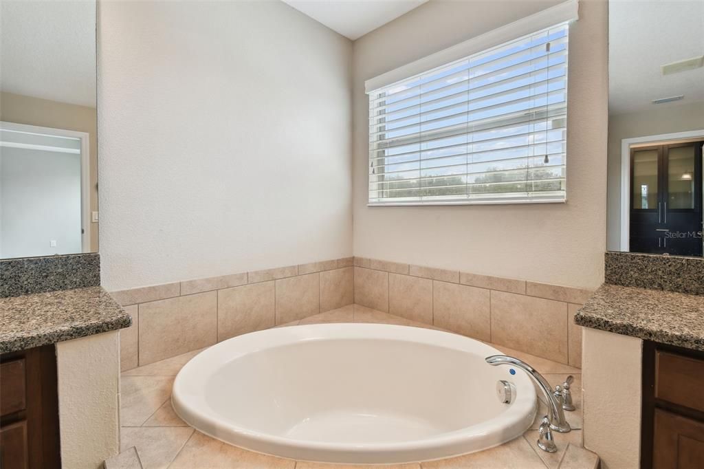 For Sale: $689,000 (4 beds, 3 baths, 2933 Square Feet)