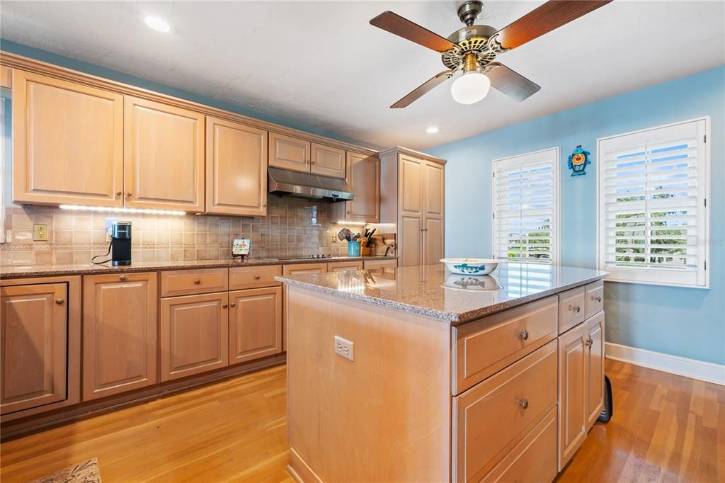 待售: $2,500,000 (3 贝兹, 2 浴室, 2720 平方英尺)