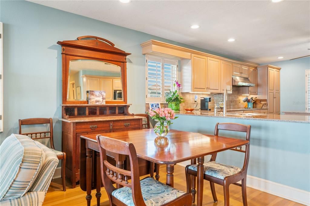 待售: $2,500,000 (3 贝兹, 2 浴室, 2720 平方英尺)