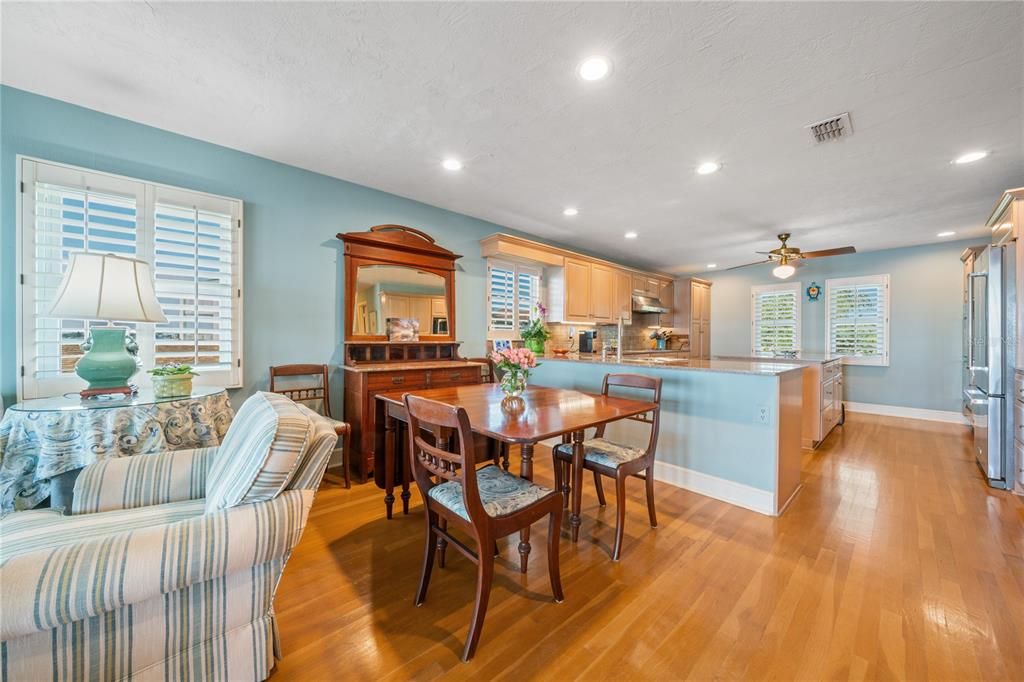 待售: $2,500,000 (3 贝兹, 2 浴室, 2720 平方英尺)