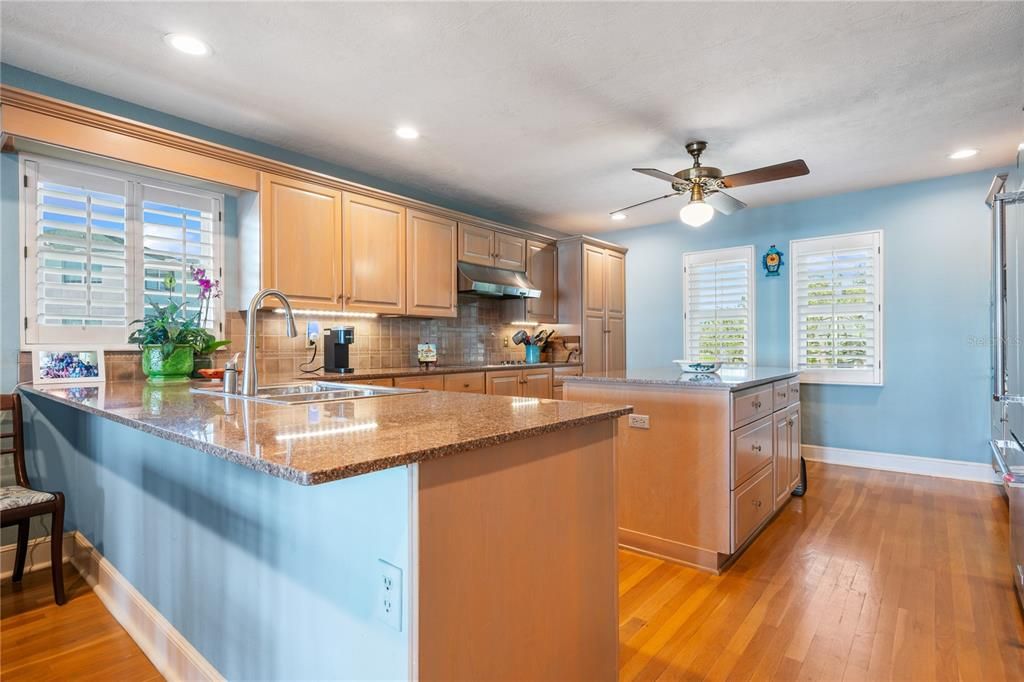 待售: $2,500,000 (3 贝兹, 2 浴室, 2720 平方英尺)