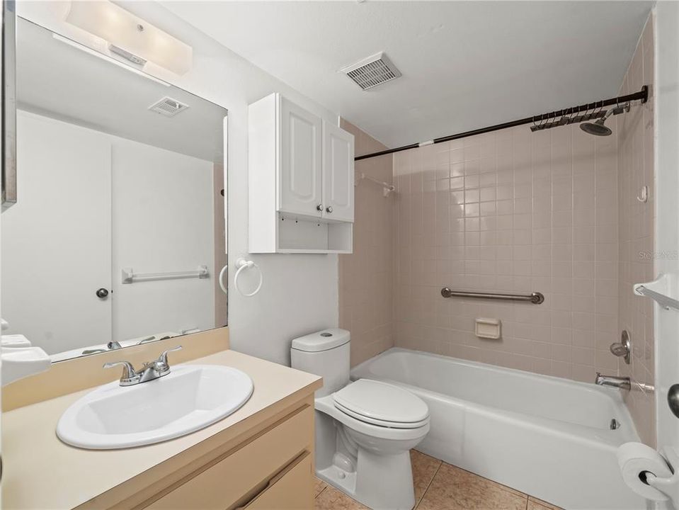 Active With Contract: $224,900 (2 beds, 2 baths, 1110 Square Feet)