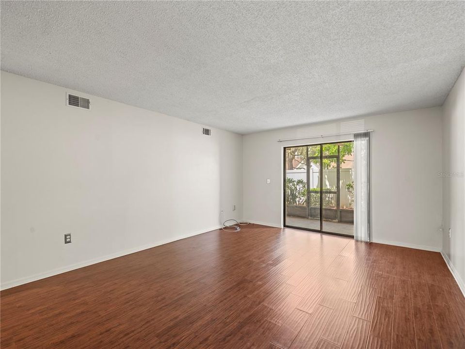 Active With Contract: $224,900 (2 beds, 2 baths, 1110 Square Feet)