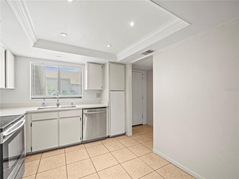 Active With Contract: $224,900 (2 beds, 2 baths, 1110 Square Feet)