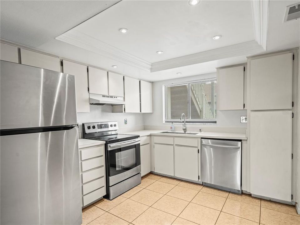 Active With Contract: $224,900 (2 beds, 2 baths, 1110 Square Feet)