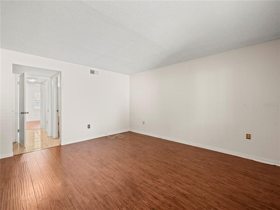 Active With Contract: $224,900 (2 beds, 2 baths, 1110 Square Feet)