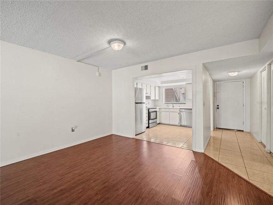 Active With Contract: $224,900 (2 beds, 2 baths, 1110 Square Feet)