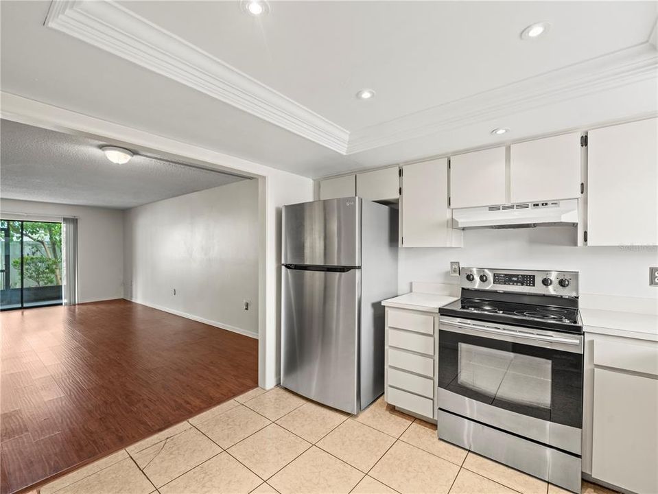 Active With Contract: $224,900 (2 beds, 2 baths, 1110 Square Feet)