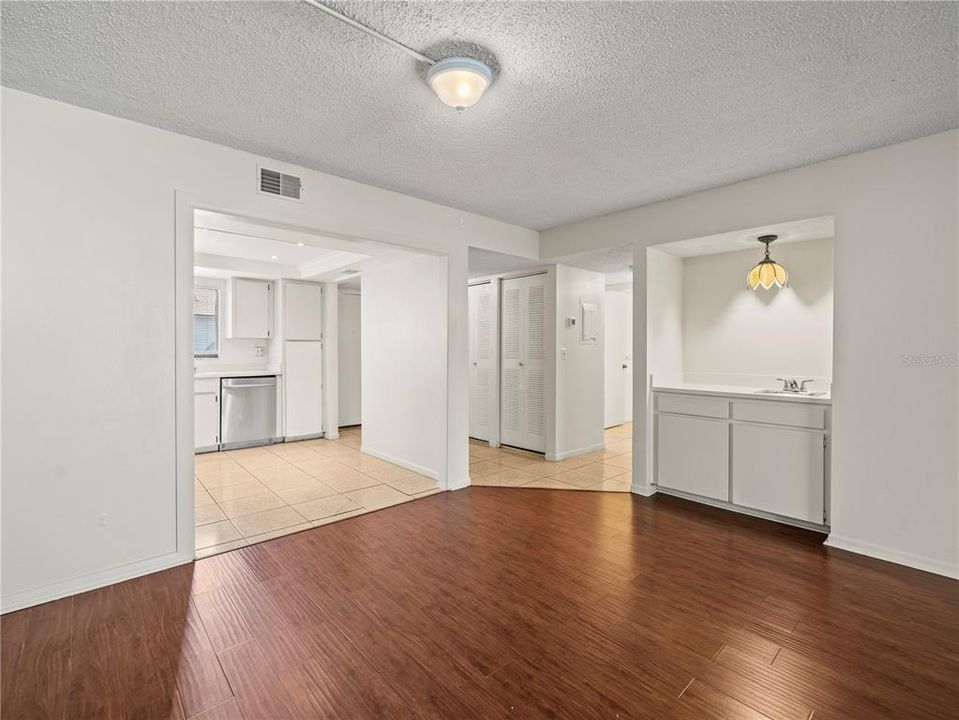 Active With Contract: $224,900 (2 beds, 2 baths, 1110 Square Feet)