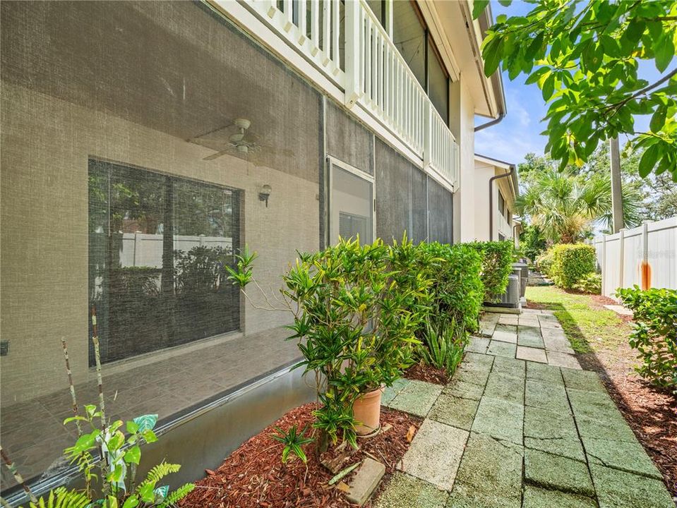 Active With Contract: $224,900 (2 beds, 2 baths, 1110 Square Feet)