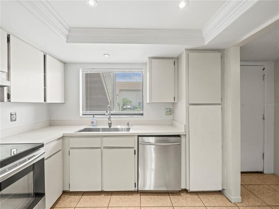 Active With Contract: $224,900 (2 beds, 2 baths, 1110 Square Feet)