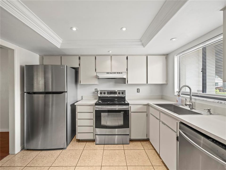 Active With Contract: $224,900 (2 beds, 2 baths, 1110 Square Feet)