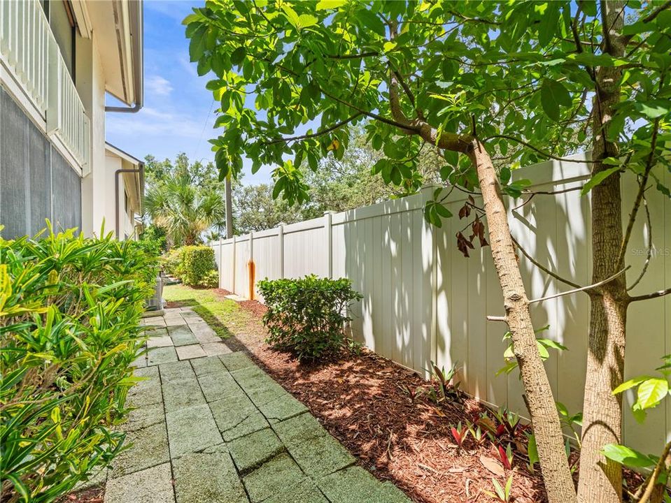 Active With Contract: $224,900 (2 beds, 2 baths, 1110 Square Feet)