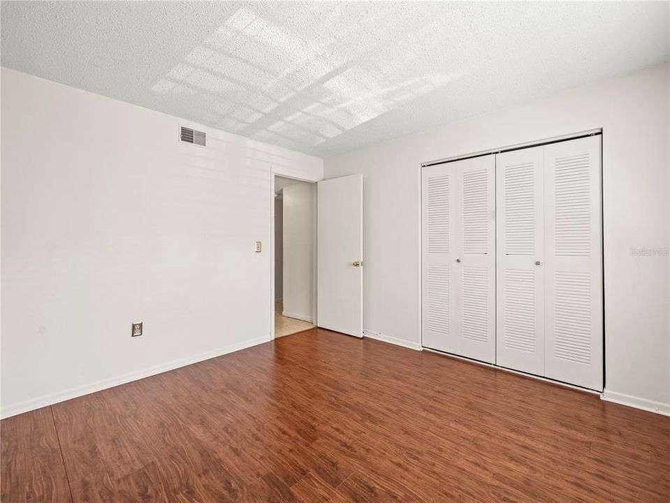 Active With Contract: $224,900 (2 beds, 2 baths, 1110 Square Feet)