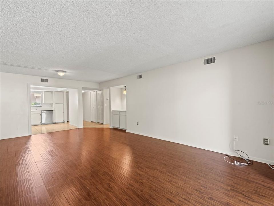 Active With Contract: $224,900 (2 beds, 2 baths, 1110 Square Feet)