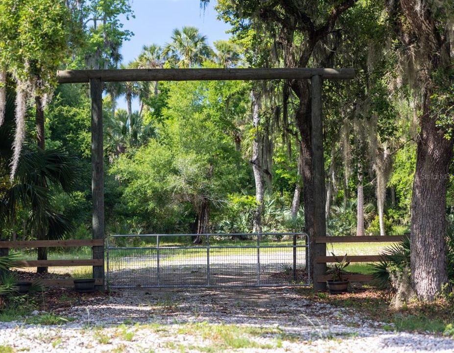 На продажу: $799,000 (5.00 acres)