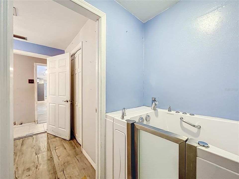 Active With Contract: $375,000 (4 beds, 2 baths, 2417 Square Feet)