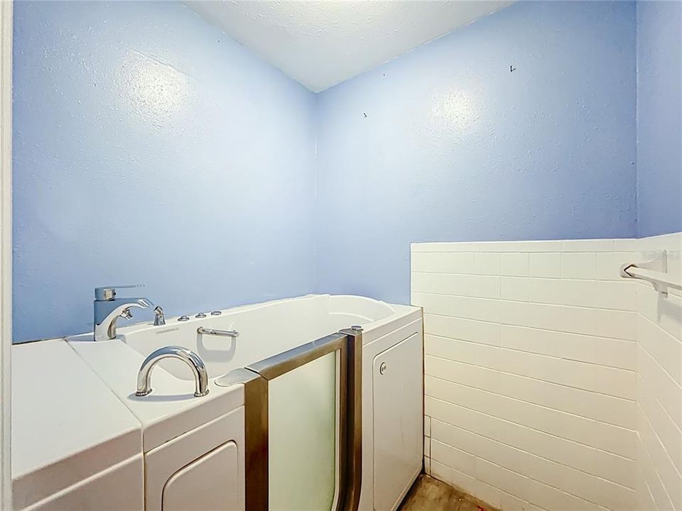 Active With Contract: $375,000 (4 beds, 2 baths, 2417 Square Feet)