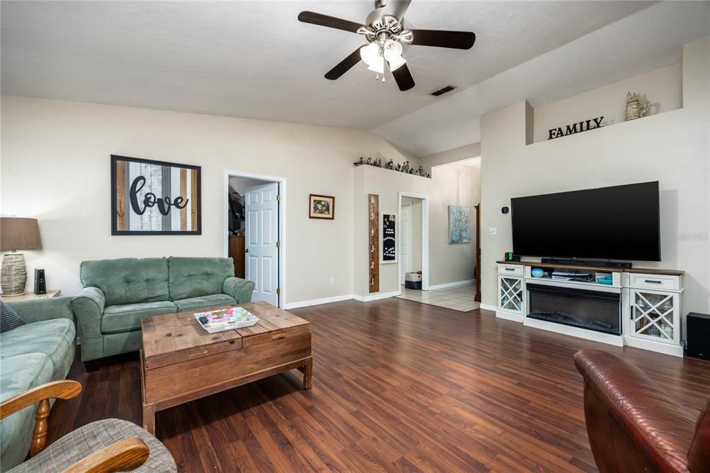 На продажу: $335,000 (3 спален, 2 ванн, 1631 Квадратных фут)