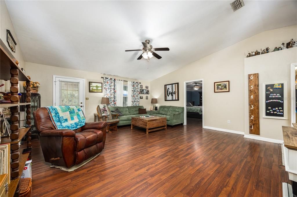 На продажу: $335,000 (3 спален, 2 ванн, 1631 Квадратных фут)