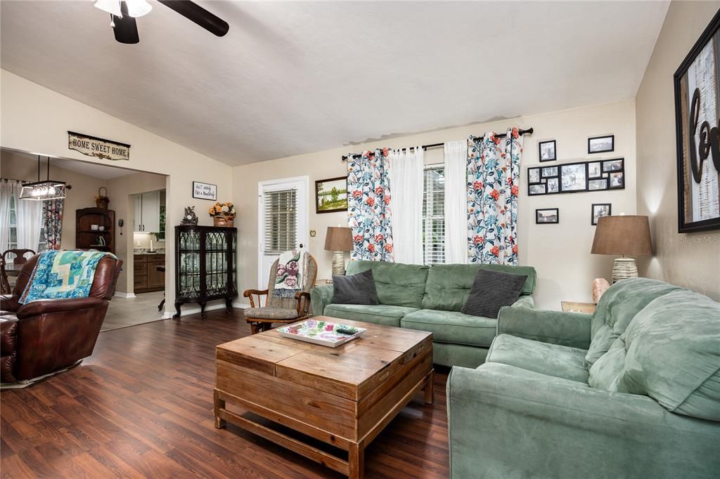 На продажу: $335,000 (3 спален, 2 ванн, 1631 Квадратных фут)