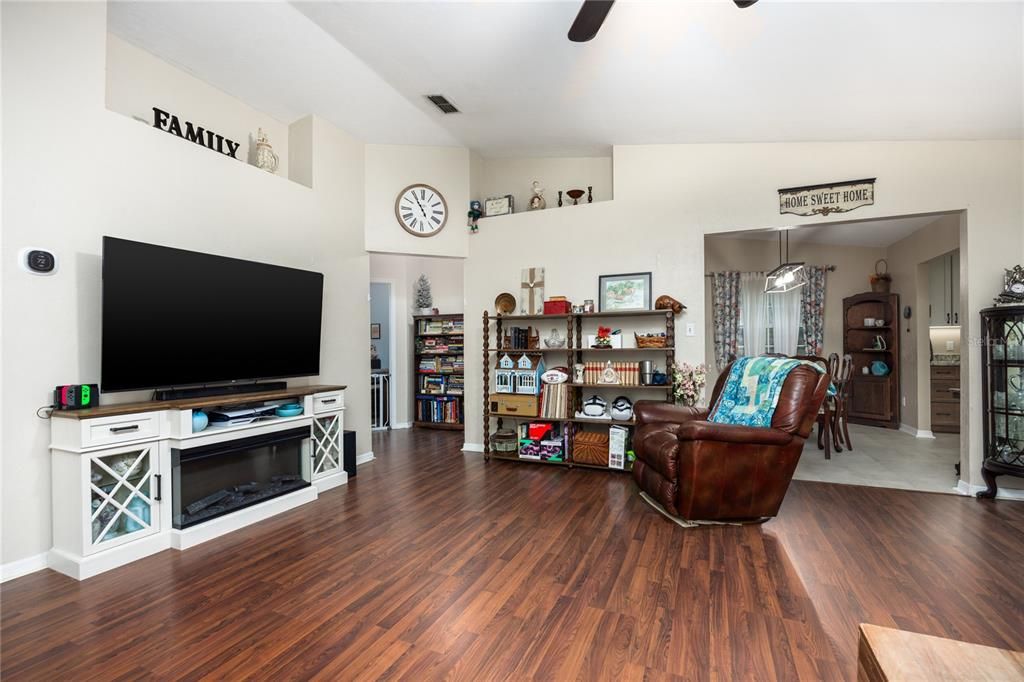 На продажу: $335,000 (3 спален, 2 ванн, 1631 Квадратных фут)