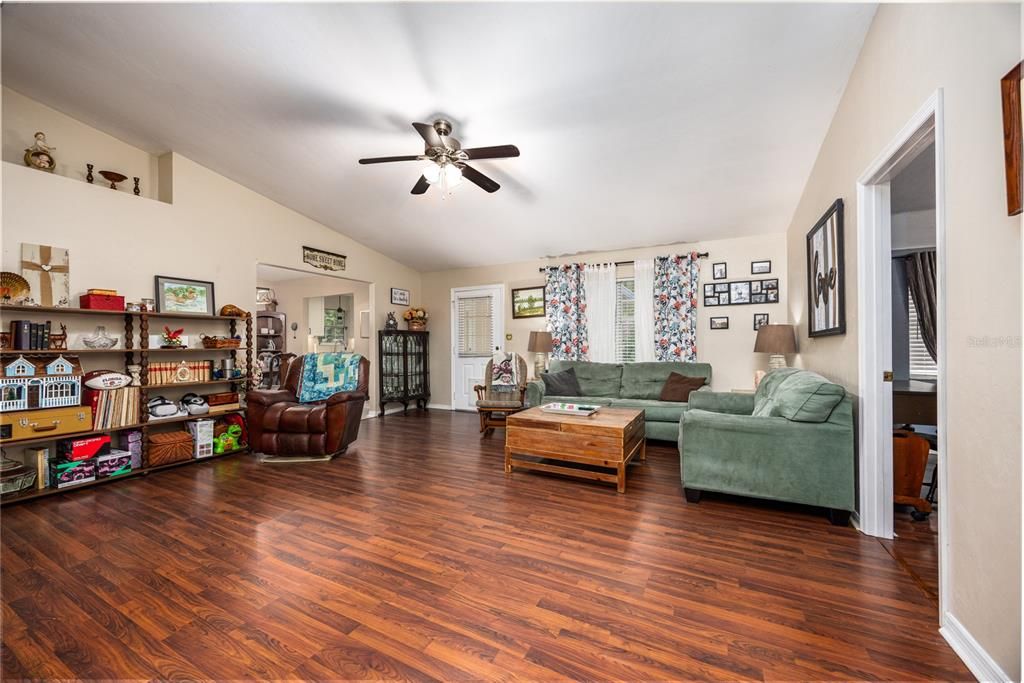 На продажу: $335,000 (3 спален, 2 ванн, 1631 Квадратных фут)