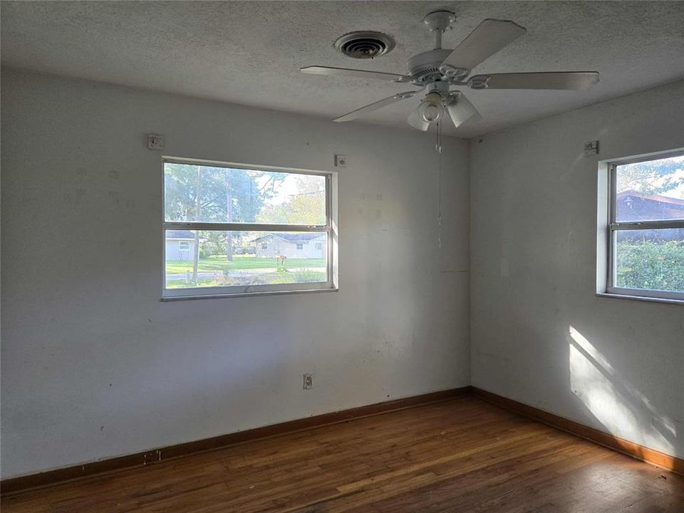 待售: $169,000 (4 贝兹, 2 浴室, 1794 平方英尺)