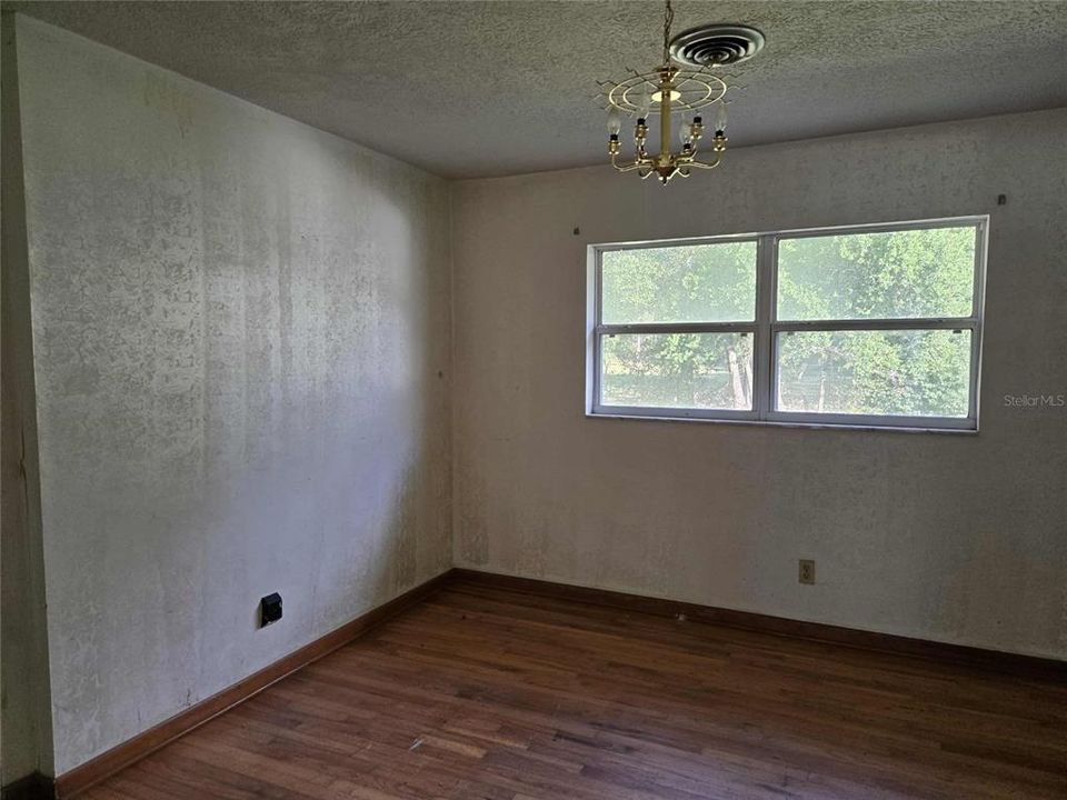 待售: $169,000 (4 贝兹, 2 浴室, 1794 平方英尺)