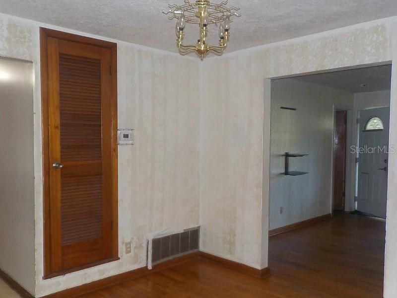 待售: $169,000 (4 贝兹, 2 浴室, 1794 平方英尺)