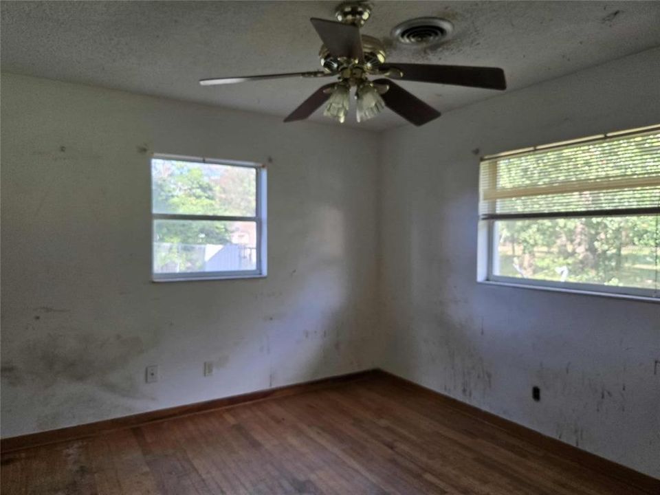 待售: $169,000 (4 贝兹, 2 浴室, 1794 平方英尺)