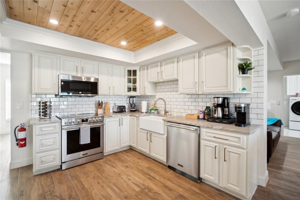 待售: $1,299,999 (6 贝兹, 3 浴室, 2527 平方英尺)