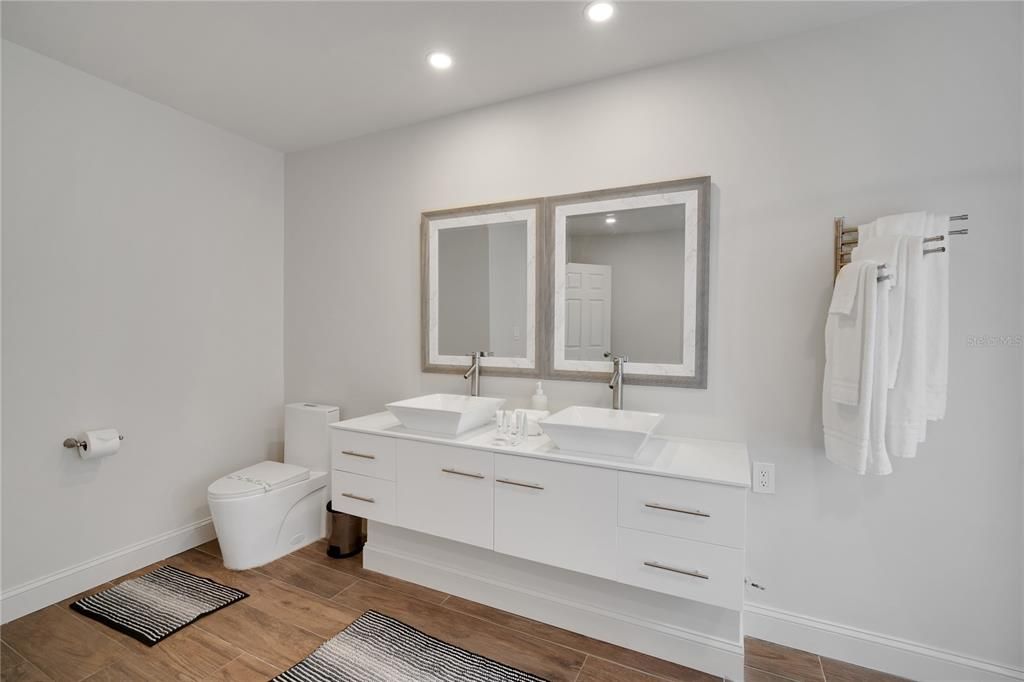 待售: $1,299,999 (6 贝兹, 3 浴室, 2527 平方英尺)