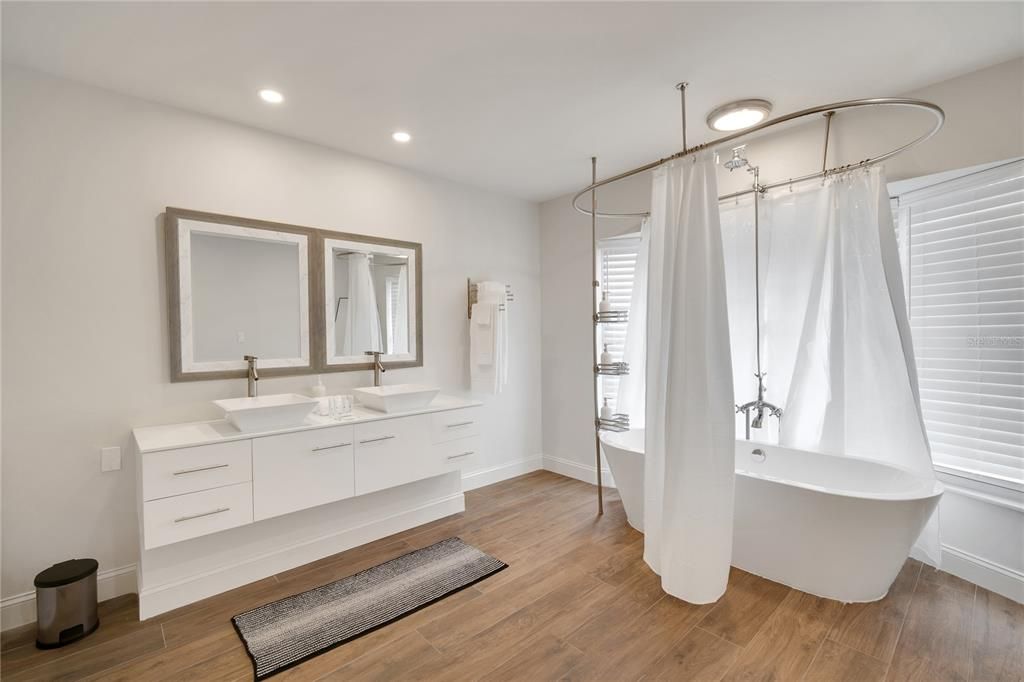 待售: $1,299,999 (6 贝兹, 3 浴室, 2527 平方英尺)