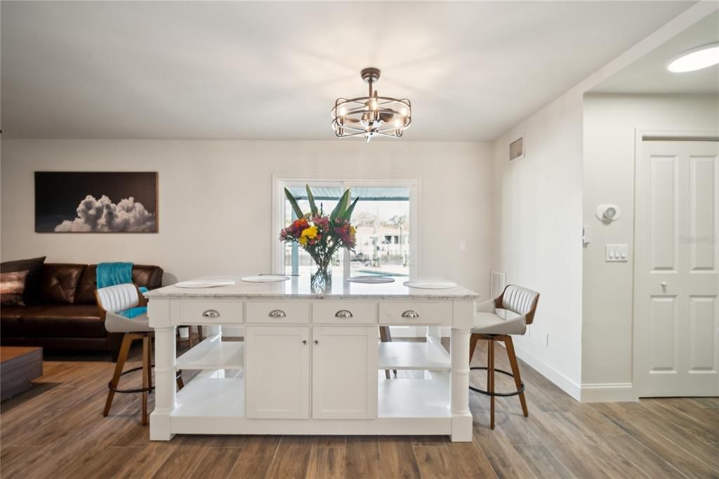 待售: $1,299,999 (6 贝兹, 3 浴室, 2527 平方英尺)