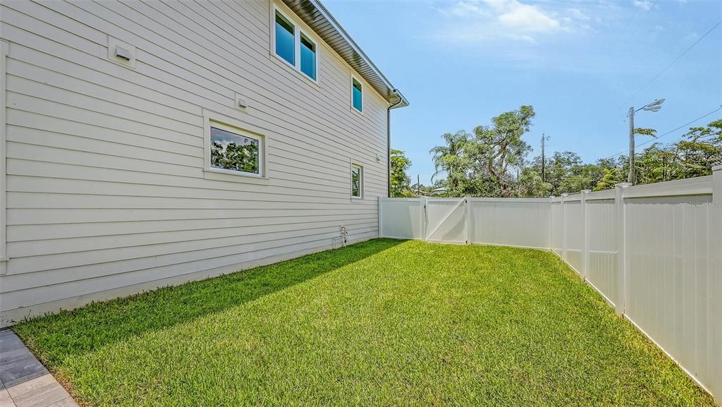 For Sale: $2,100,000 (4 beds, 4 baths, 4000 Square Feet)