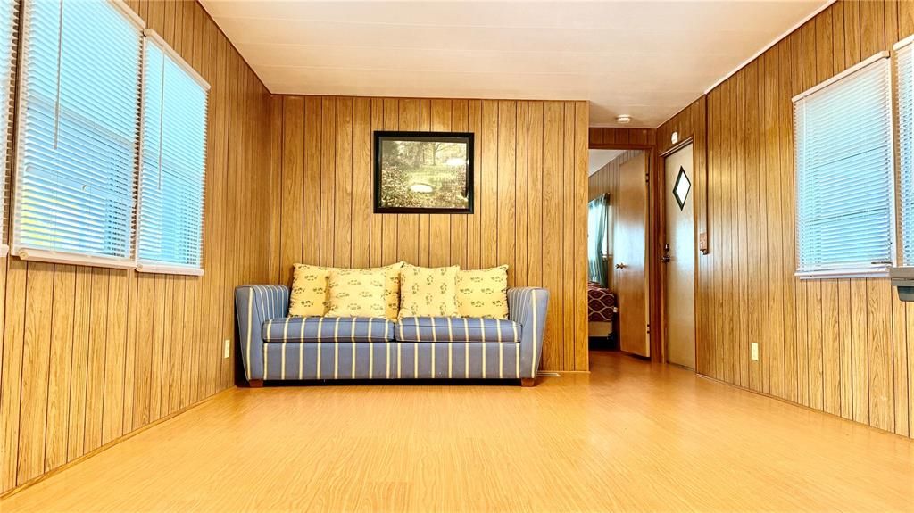 For Sale: $90,000 (2 beds, 1 baths, 744 Square Feet)