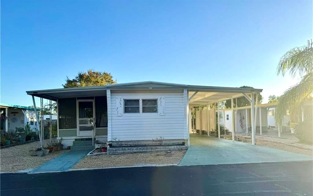 For Sale: $90,000 (2 beds, 1 baths, 744 Square Feet)