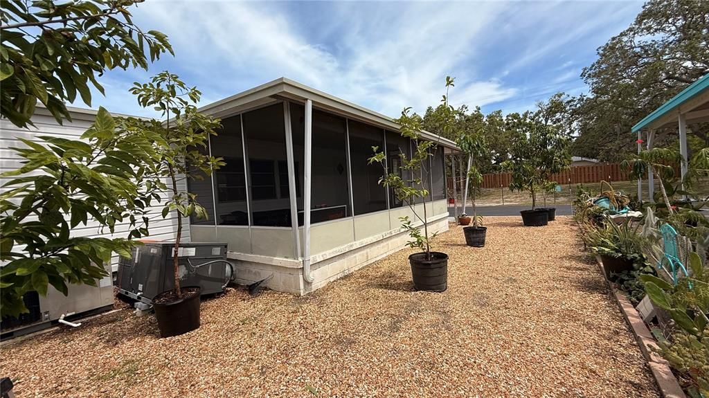 For Sale: $90,000 (2 beds, 1 baths, 744 Square Feet)