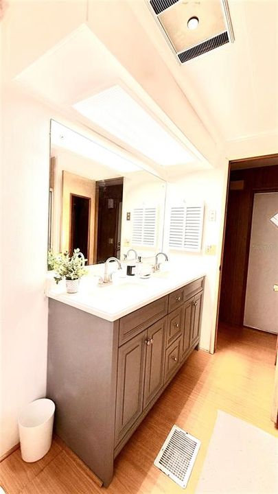 For Sale: $90,000 (2 beds, 1 baths, 744 Square Feet)