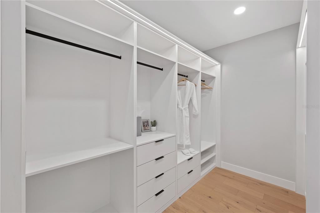 合同活跃: $1,335,000 (5 贝兹, 4 浴室, 3632 平方英尺)