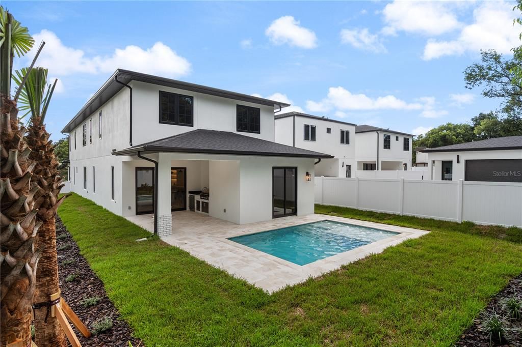 合同活跃: $1,335,000 (5 贝兹, 4 浴室, 3632 平方英尺)