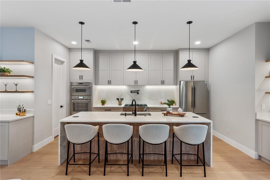 合同活跃: $1,335,000 (5 贝兹, 4 浴室, 3632 平方英尺)