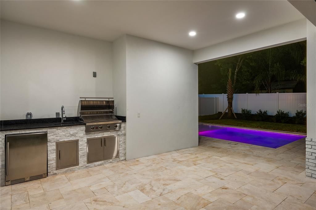 合同活跃: $1,335,000 (5 贝兹, 4 浴室, 3632 平方英尺)