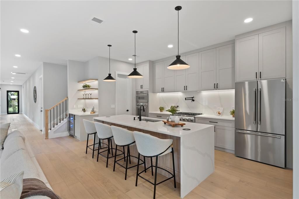 合同活跃: $1,335,000 (5 贝兹, 4 浴室, 3632 平方英尺)