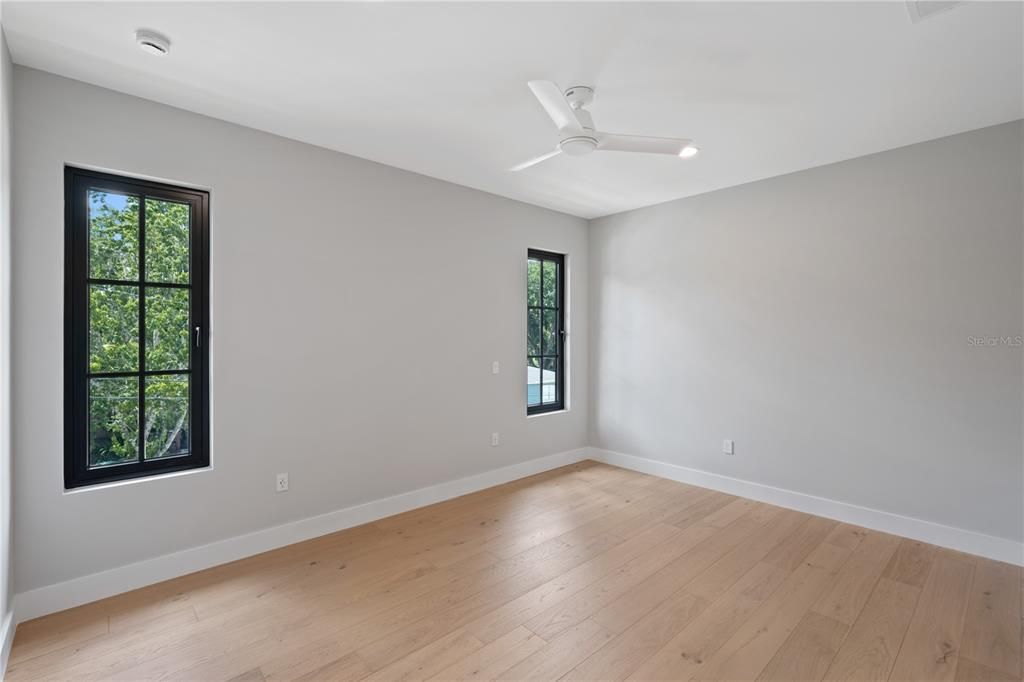 合同活跃: $1,335,000 (5 贝兹, 4 浴室, 3632 平方英尺)