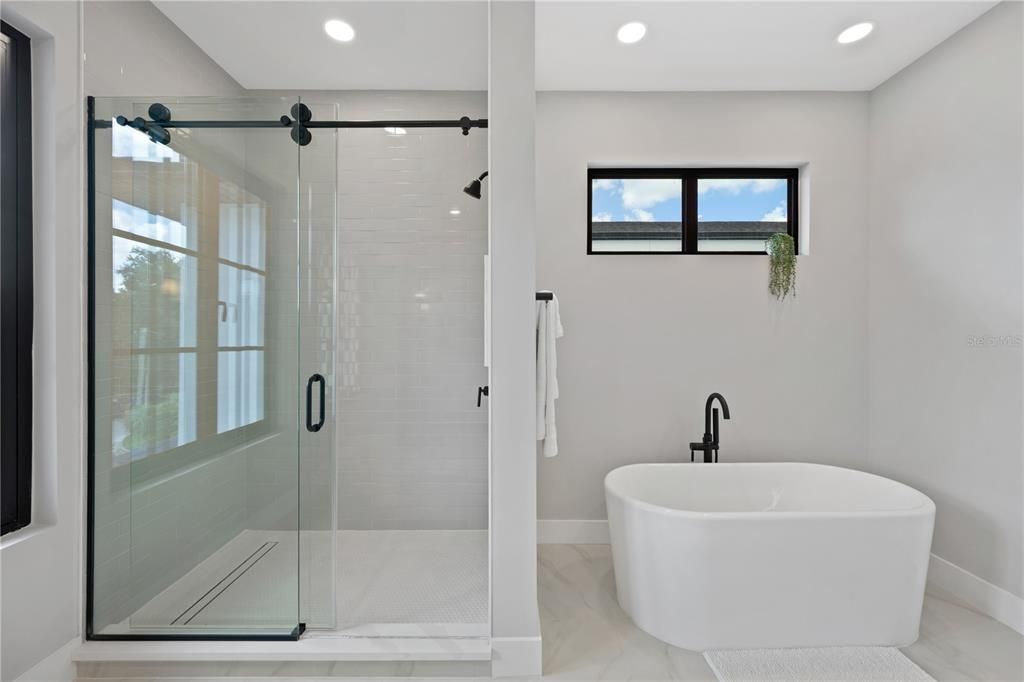 合同活跃: $1,335,000 (5 贝兹, 4 浴室, 3632 平方英尺)