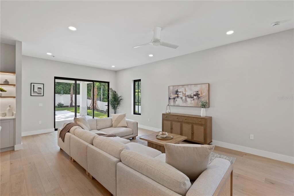 合同活跃: $1,335,000 (5 贝兹, 4 浴室, 3632 平方英尺)